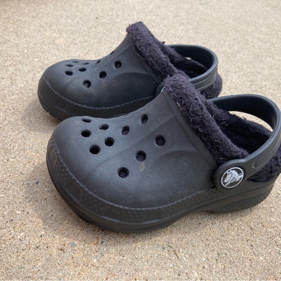 Black size 6-7 toddler Crocs - Picture 8 of 10